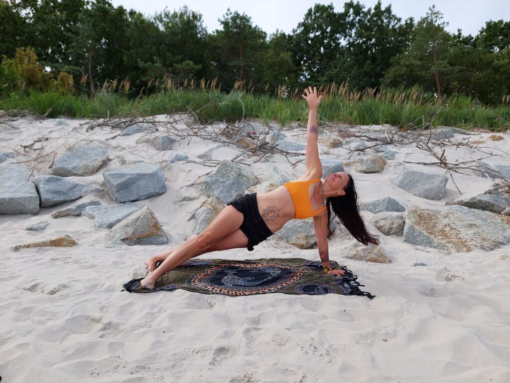 joga na plaży zdjęcie
